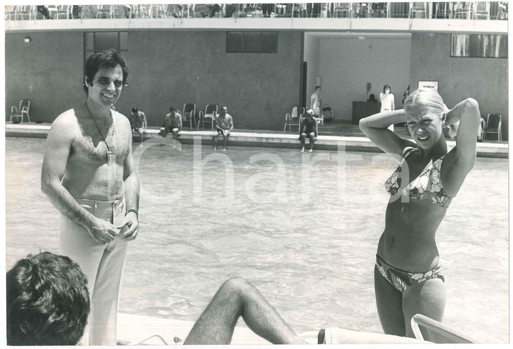 Fotografia d epoca originale 1970 ca MUSICA  VIANELLA Wilma GOICH Edoardo VIANELLO in piscina  Foto 1 1