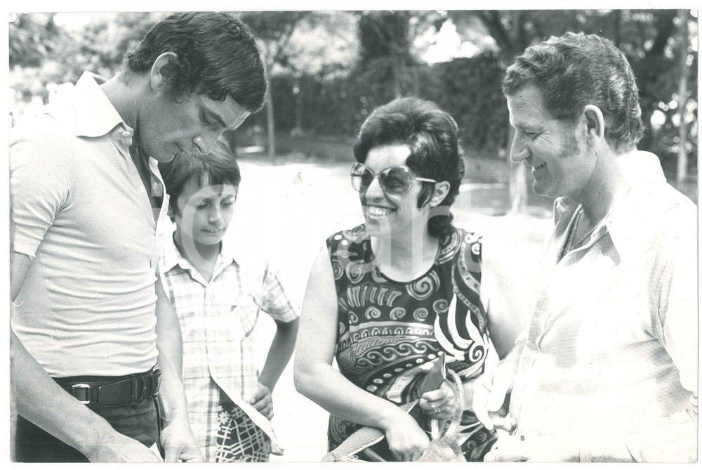 Fotografia d epoca originale 1970 ca ITALIA  CALCIO Gigi RIVA con una famiglia di tifosi  Foto 30x20 cm 1