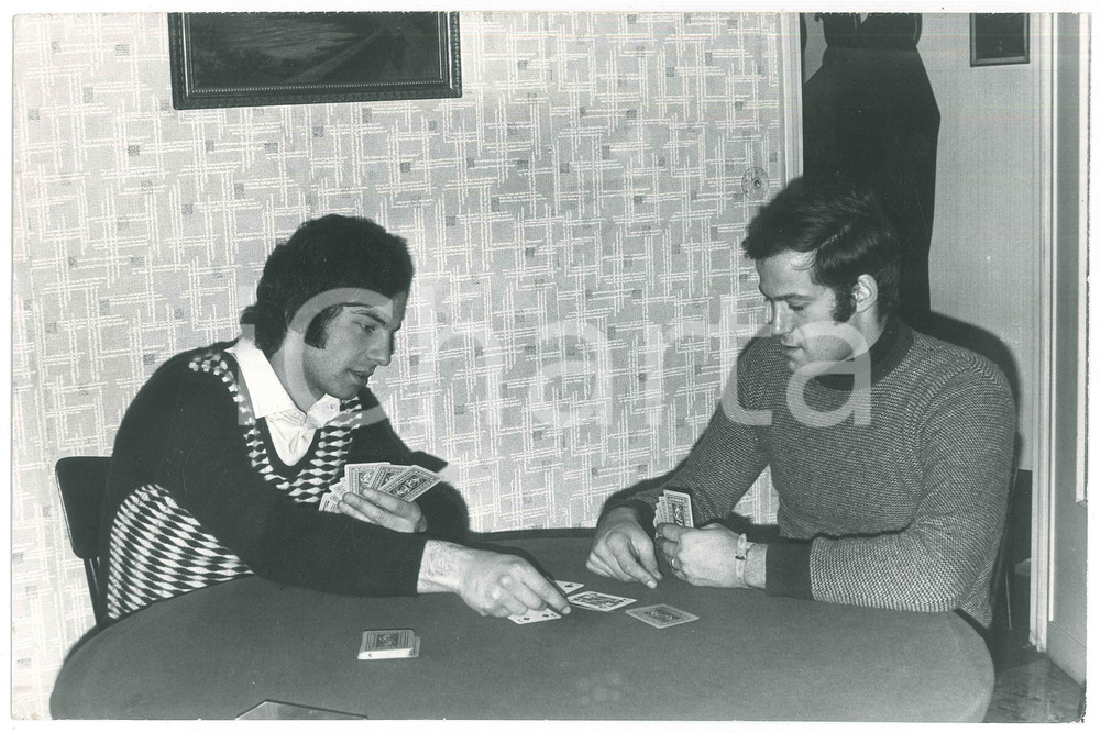 Fotografia d epoca originale 1971 CALCIO JUVENTUS Gianluigi SAVOLDI Massimo PILONI Partita a carte  Foto 2 1