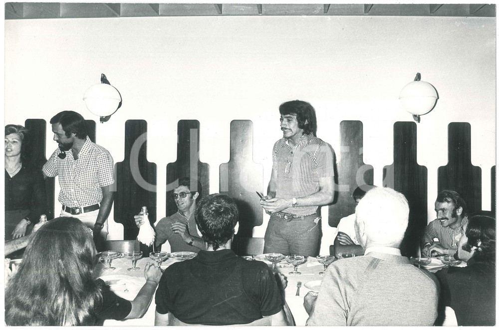 Fotografia d epoca originale 1972 ITALIA  ATLETICA Marcello FIASCONARO durante una cena  Foto 30x20 cm 1