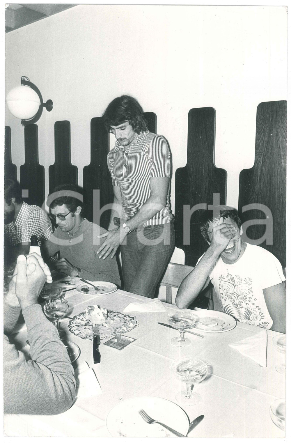 Fotografia d epoca originale 1972 ITALIA  ATLETICA Marcello FIASCONARO durante una cena  Foto 20x30 cm 1 1