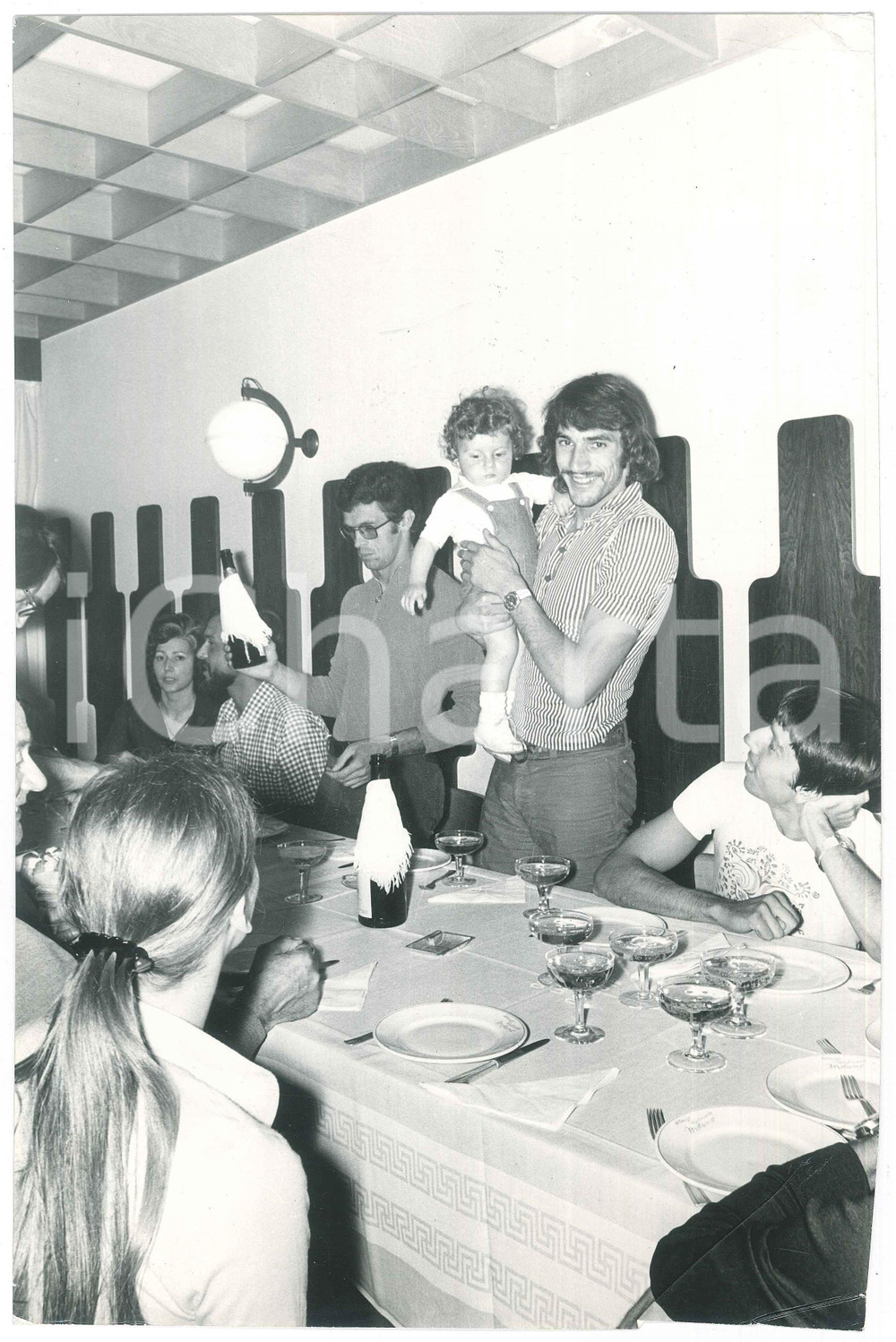 Fotografia d epoca originale 1972 ITALIA  ATLETICA Marcello FIASCONARO durante una cena  Foto 20x30 cm 2 1