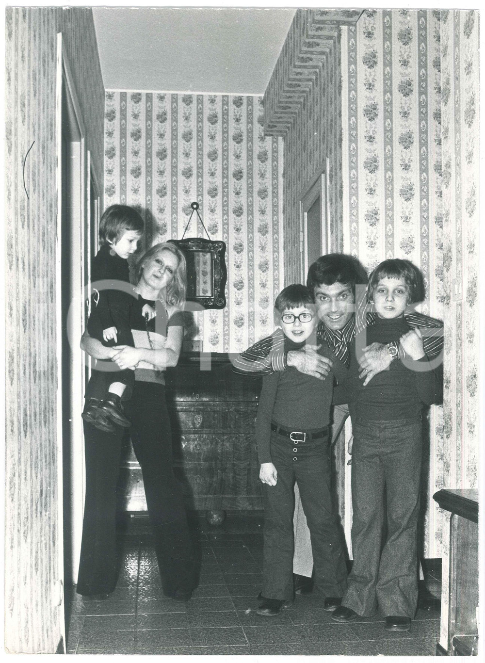 Fotografia d epoca originale 1970 ca CALCIO  INTER Lido VIERI a casa con moglie e figli  Foto 20x30 cm 5 1