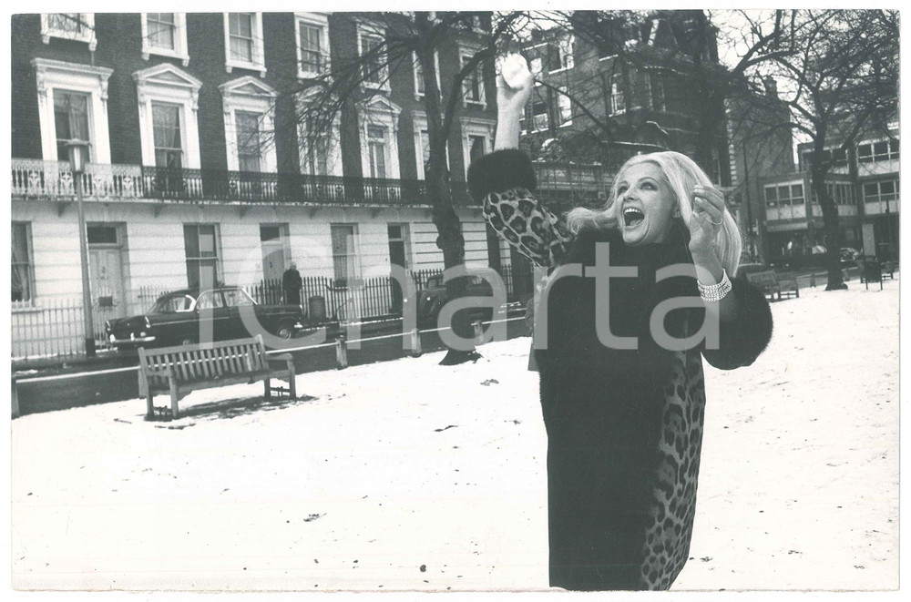 Fotografia d epoca originale 1970 ca CINEMA Virna LISI gioca con palle di neve  Foto 30x20 cm 1