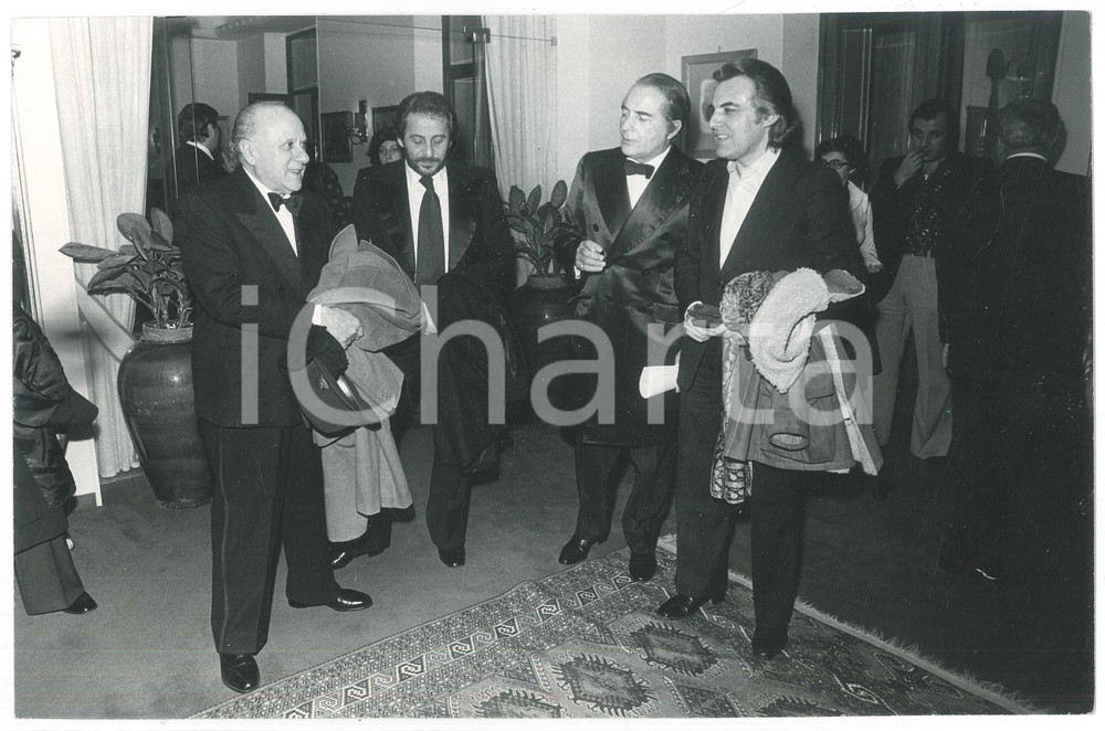 Fotografia d epoca originale 1975 ca ITALIA  SPETTACOLO Domenico MODUGNO Rossano BRAZZI Foto 30x20 cm 1