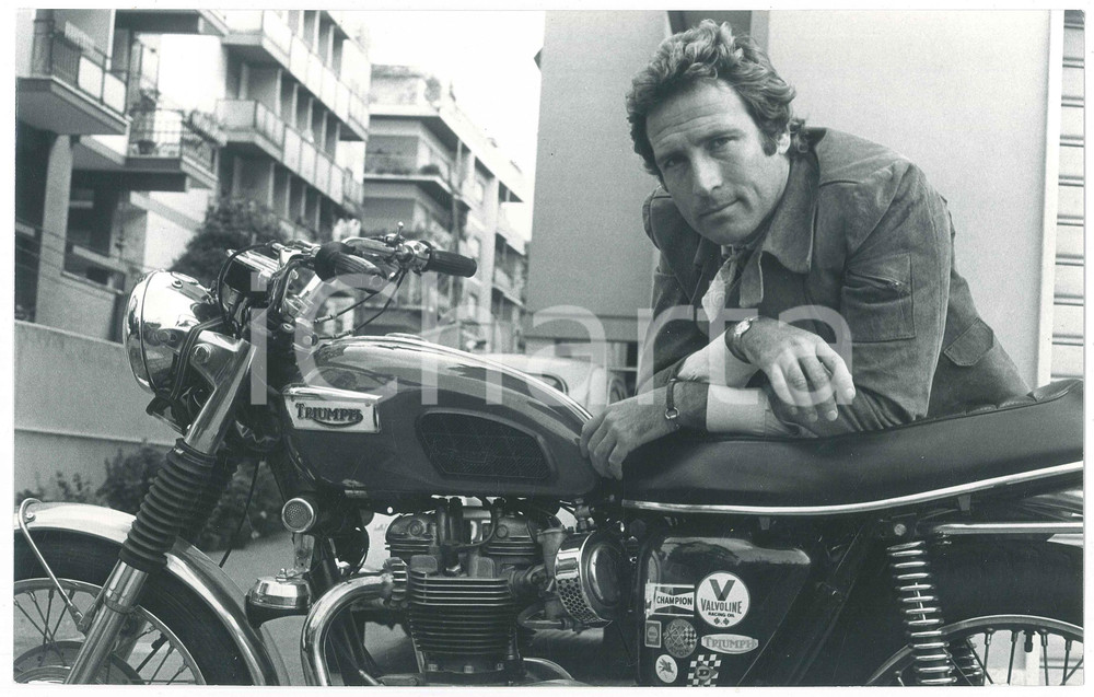 Fotografia d epoca originale 1970 ca ITALIA  CINEMA Maurizio MERLI con motocicletta TRIUMPH Foto 30x20 cm 1
