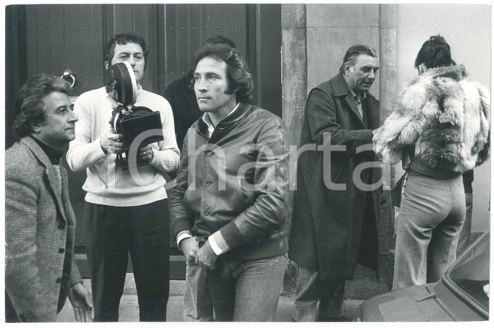 Fotografia d epoca originale 1970 ca ITALIA  CINEMA Maurizio MERLI sul set di un film  Foto 30x20 cm 1