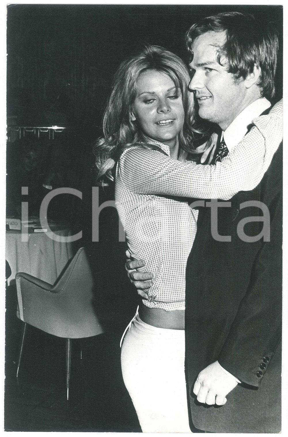 1970 ca COSTUME Britt EKLAND e Lou CASTEL a una serata - Foto 20x30 cm