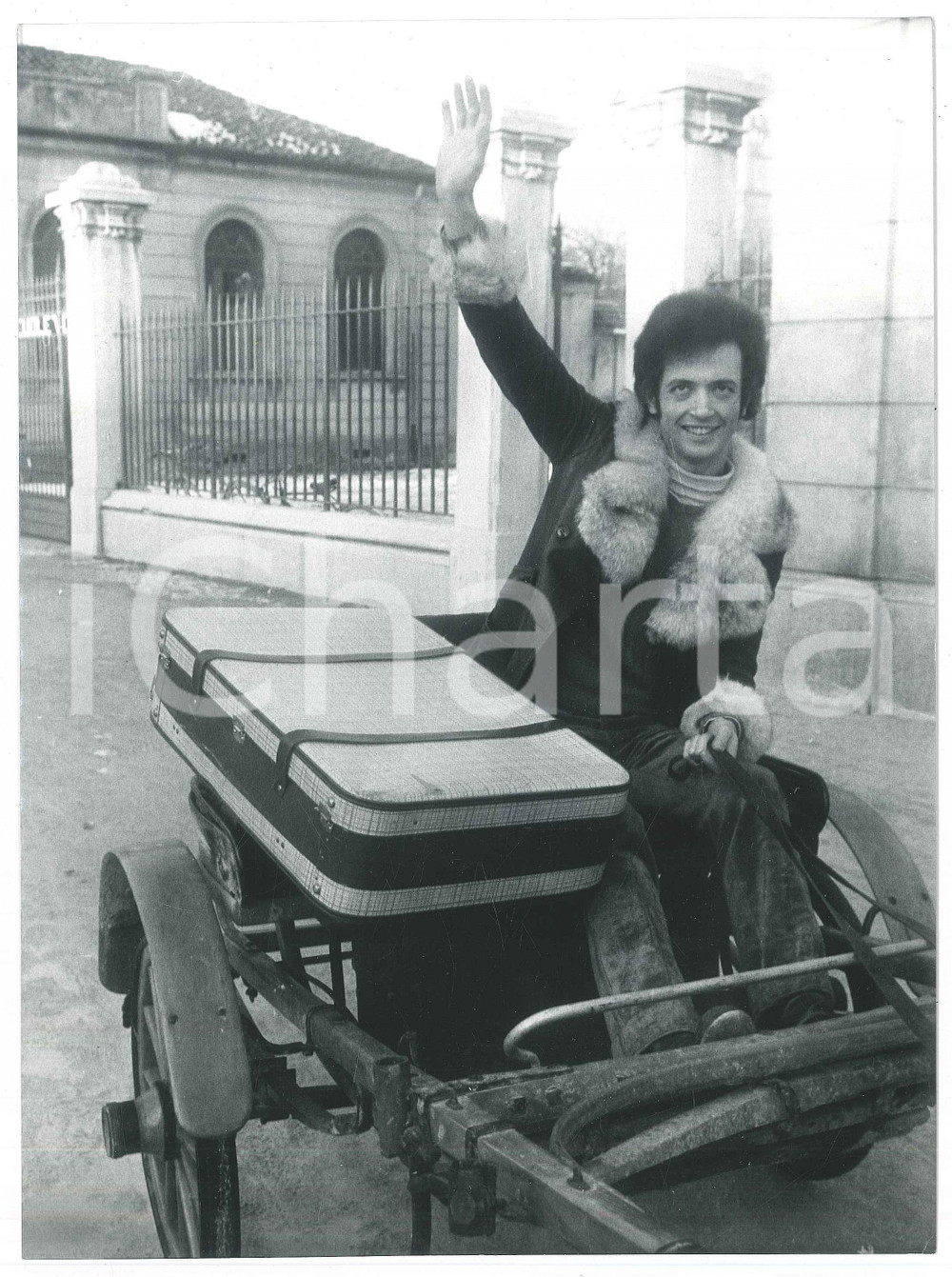 1969 MILANO Checco MARSELLA promuove "Il sole è tramontato" su carretto Foto (1)