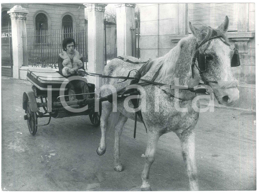 1969 MILANO Checco MARSELLA promuove "Il sole è tramontato" su carretto Foto (3)