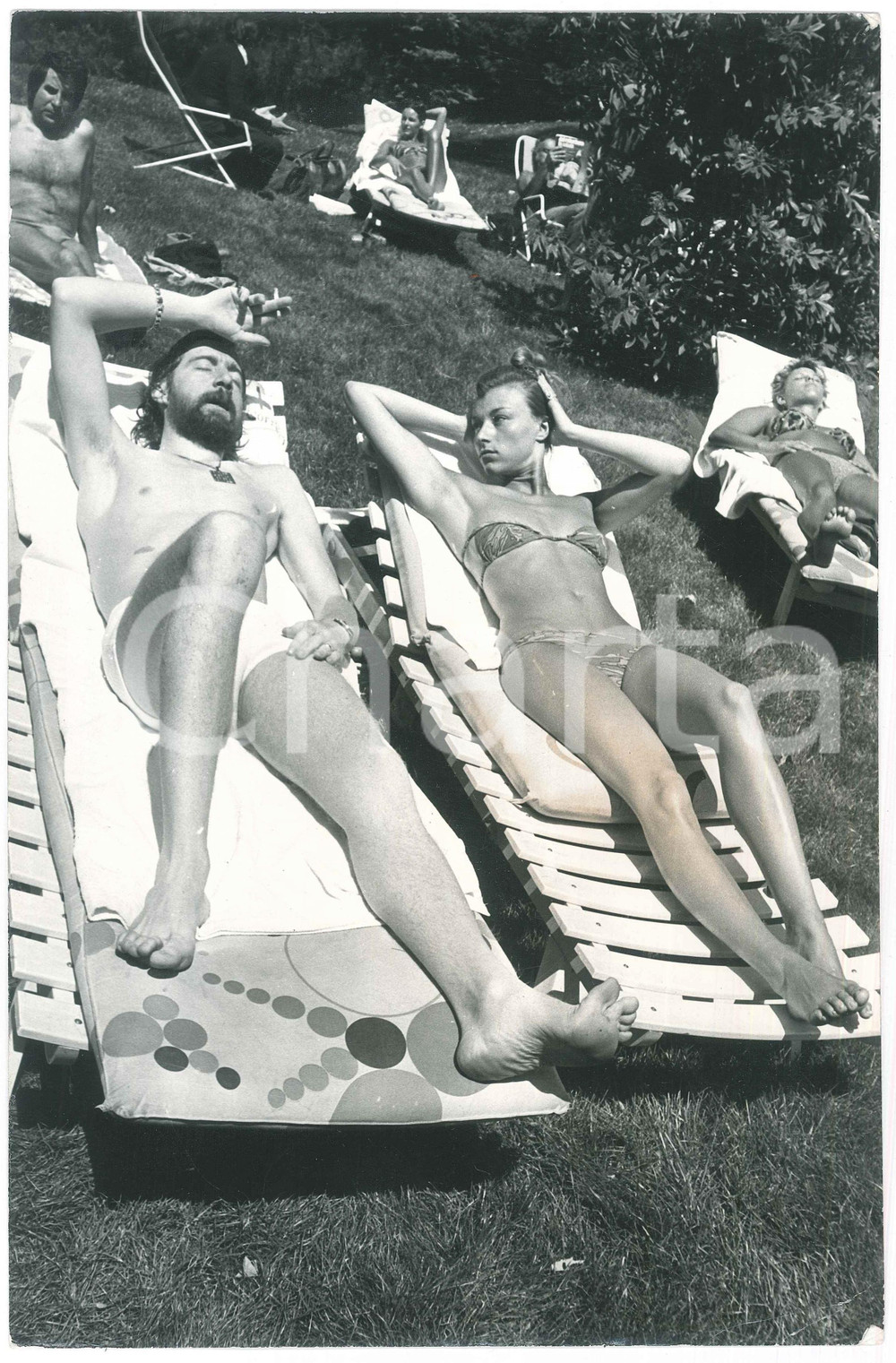 Fotografia d epoca originale 1970 ca COSTUME Marina OCCHIENA e Cristiano MINELLONO in piscina 1 Foto 1