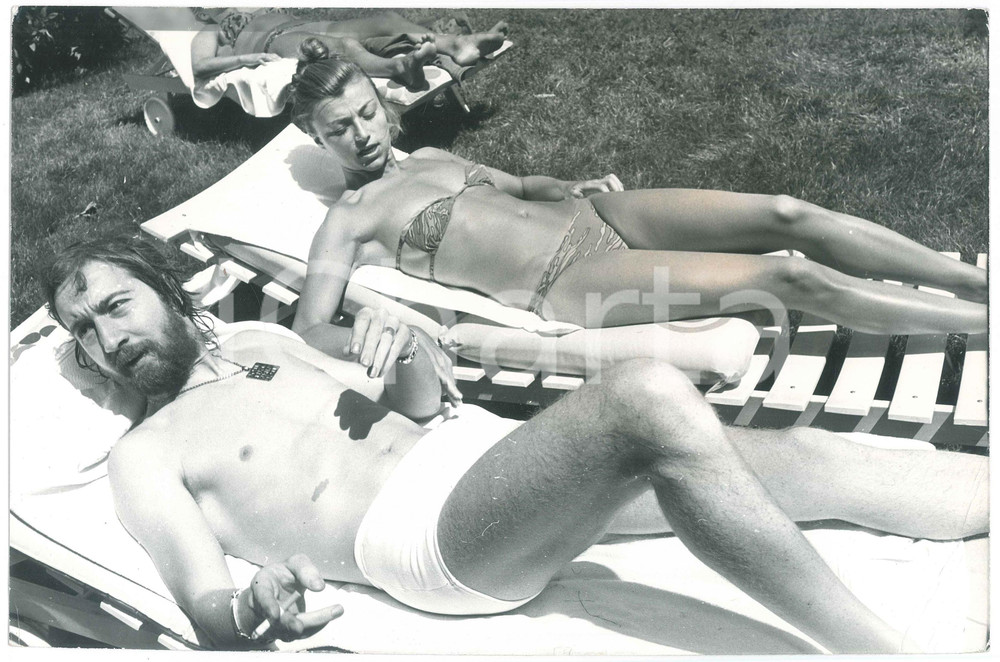 Fotografia d epoca originale 1970 ca COSTUME Marina OCCHIENA e Cristiano MINELLONO in piscina 4 Foto 1