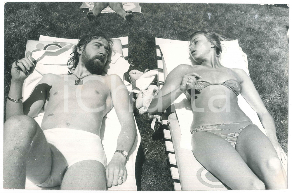 1970 ca COSTUME Marina OCCHIENA e Cristiano MINELLONO in piscina (5) Foto