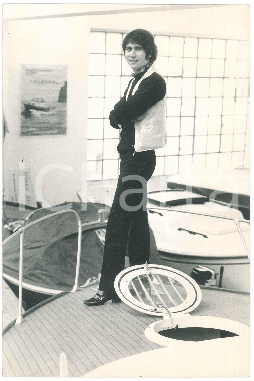 Fotografia d epoca originale 1970 ca MUSICA  I GIGANTI Bassista Sergio DI MARTINO in barca  Foto 20x30 7 1