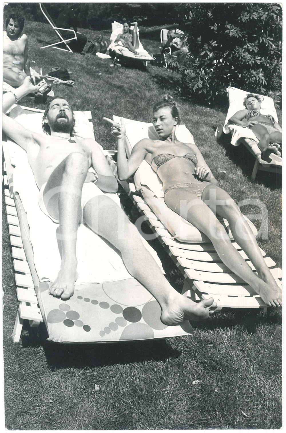Fotografia d epoca originale 1970 ca COSTUME Marina OCCHIENA e Cristiano MINELLONO in piscina 2 Foto 1
