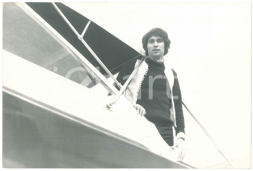 Fotografia d epoca originale 1970 ca MUSICA  I GIGANTI Bassista Sergio DI MARTINO in barca  Foto 30x20 8 1