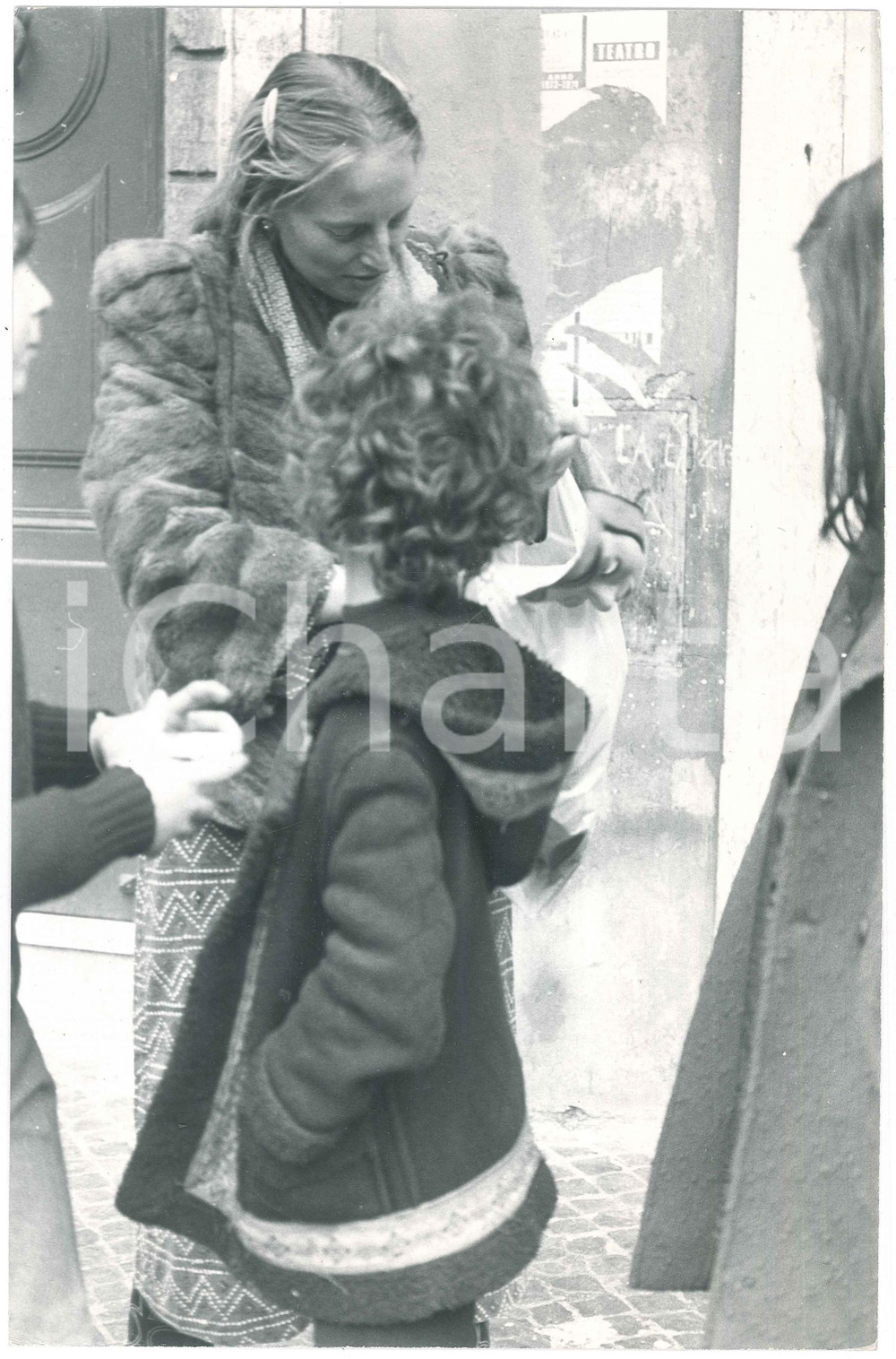 Fotografia d epoca originale 1975 ca COSTUME Gabriella FERRI gioca con le maschere  Foto 4 20x30 cm 1