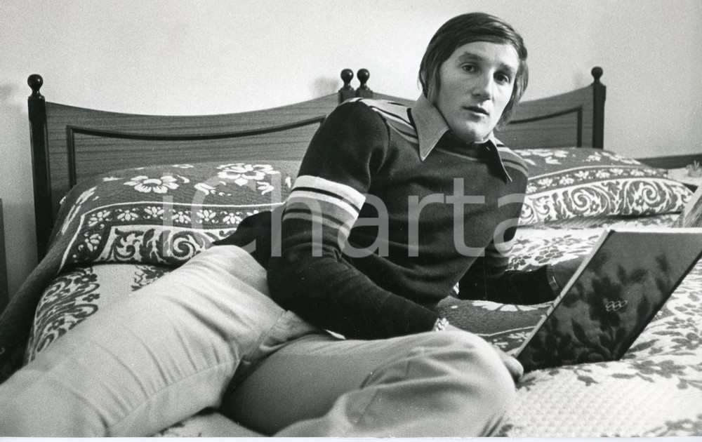 Fotografia d epoca originale 1972 COSTUME ITALIA Sciatore Piero GROS nella sua casa  Foto 30x23 cm 1 1