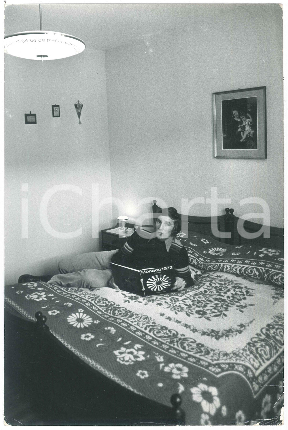 Fotografia d epoca originale 1972 COSTUME ITALIA Sciatore Piero GROS nella sua casa  Foto 20x30 cm 2 1