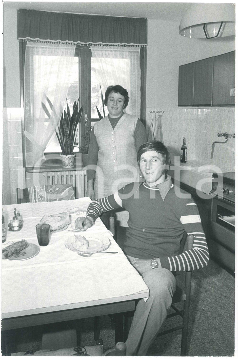 Fotografia d epoca originale 1972 COSTUME ITALIA Sciatore Piero GROS con la madre  Foto 20x30 cm 1