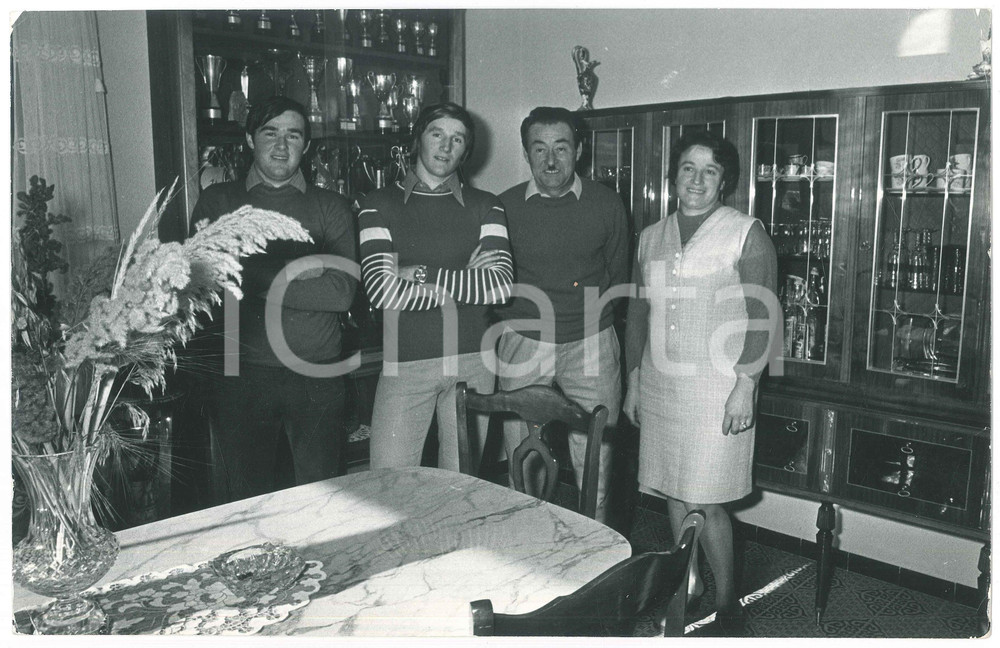 Fotografia d epoca originale 1972 COSTUME ITALIA Sciatore Piero GROS in salotto con la famiglia  Foto 2 1