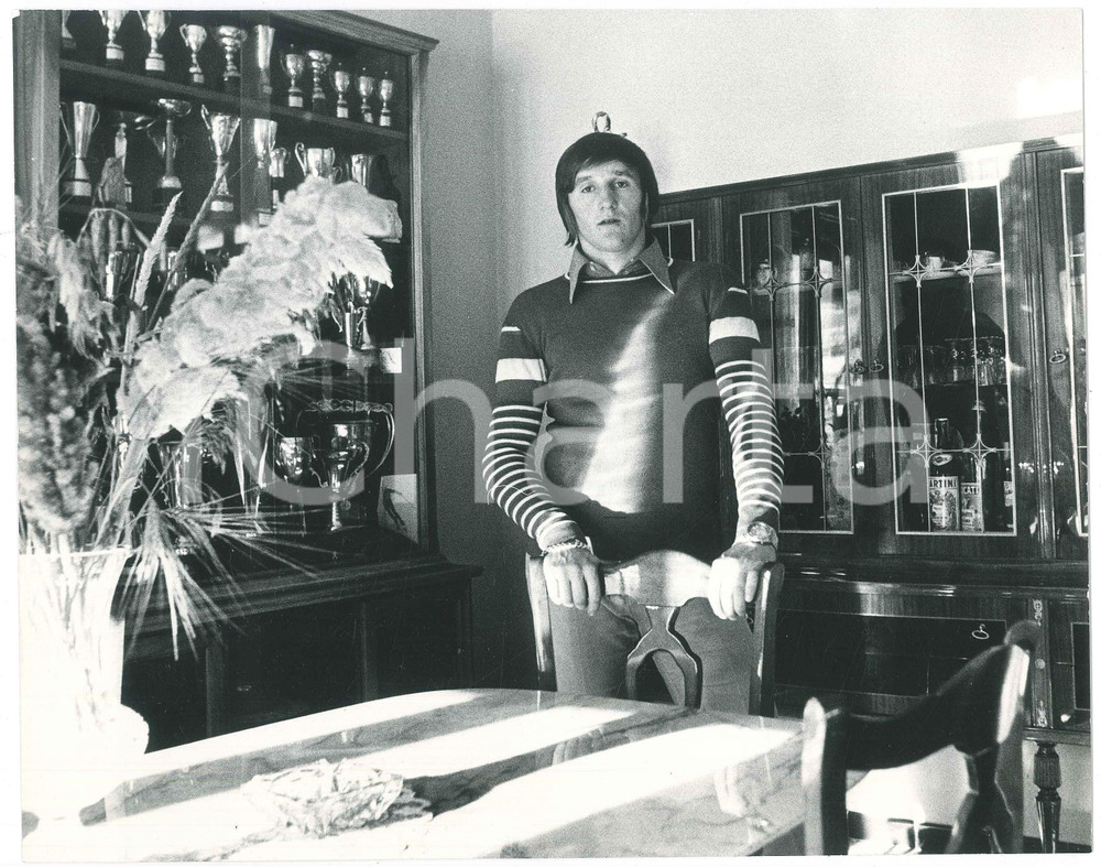 Fotografia d epoca originale 1972 COSTUME ITALIA Sciatore Piero GROS nel salotto di casa  Foto 2 1