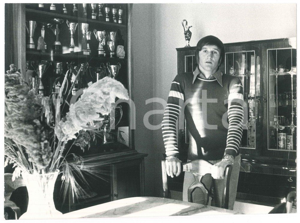 Fotografia d epoca originale 1972 COSTUME ITALIA Sciatore Piero GROS nel salotto di casa  Foto 3 1