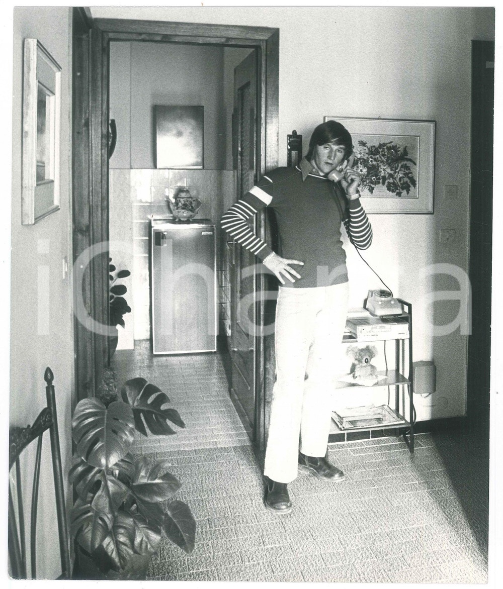 Fotografia d epoca originale 1972 COSTUME ITALIA Sciatore Piero GROS  Ritratto al telefono  Foto 1 1