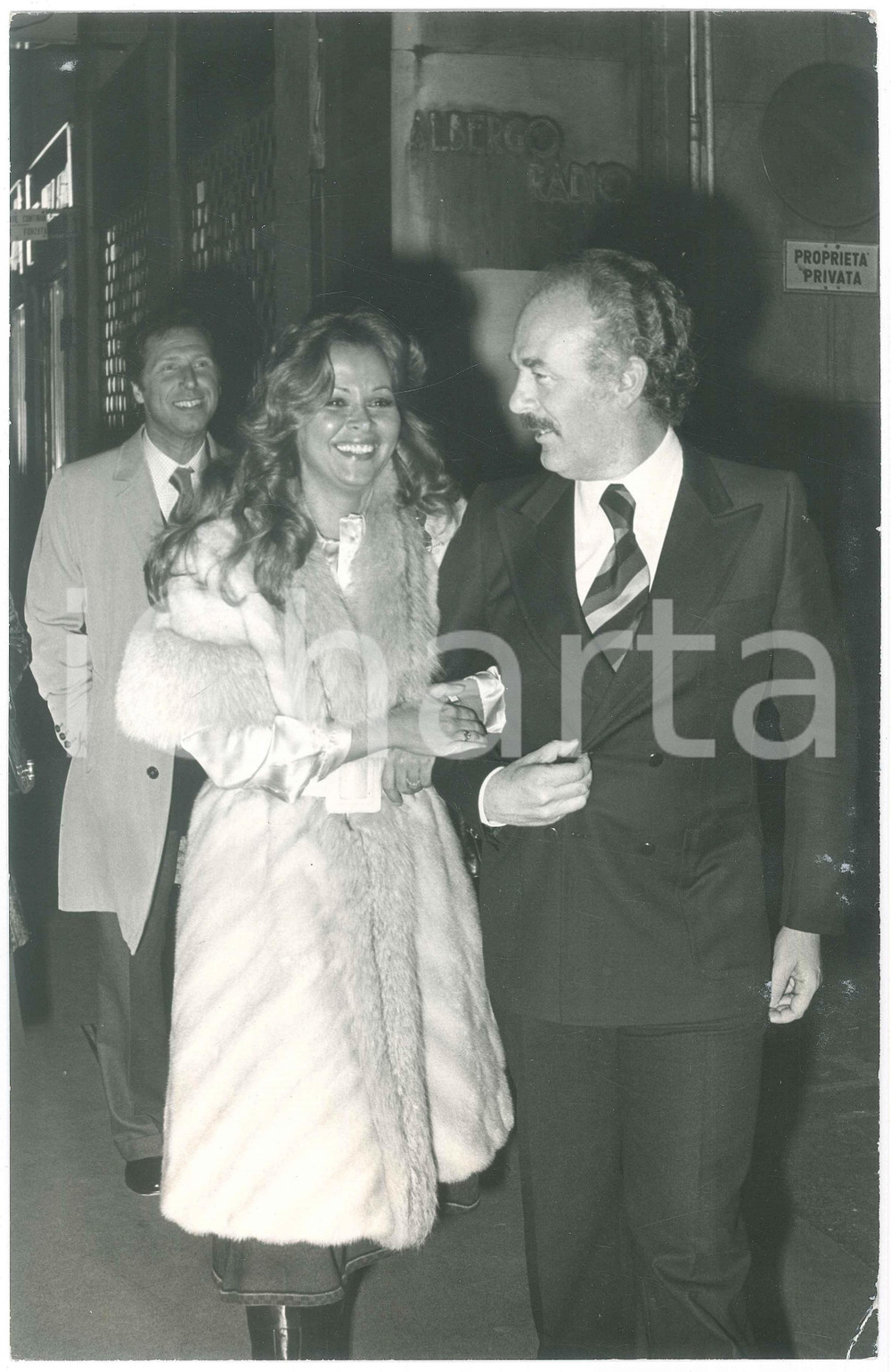 1970 ca MILANO Alfredo BINI all'uscita dal ristorante A SANTA LUCIA (2) Foto