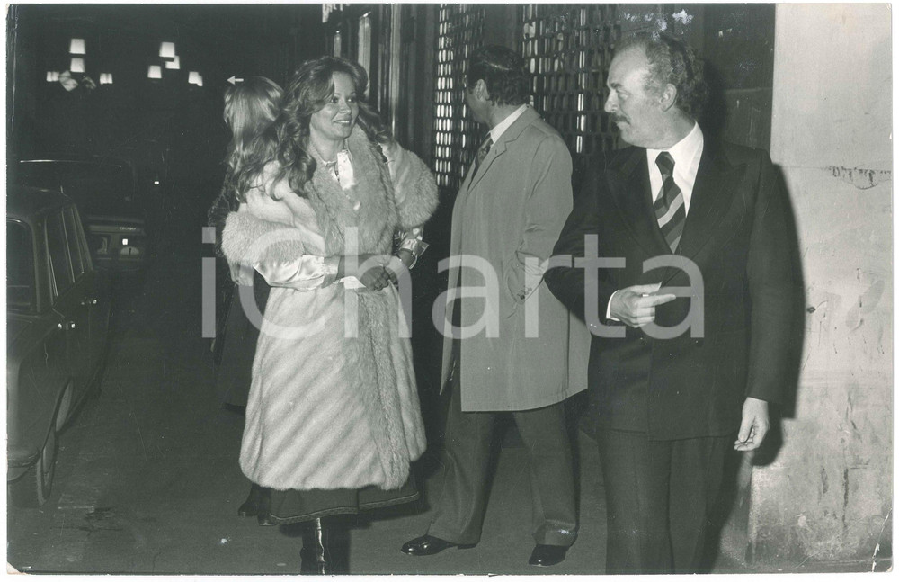 Fotografia d epoca originale 1970 ca MILANO Alfredo BINI all uscita dal ristorante A SANTA LUCIA 3 1