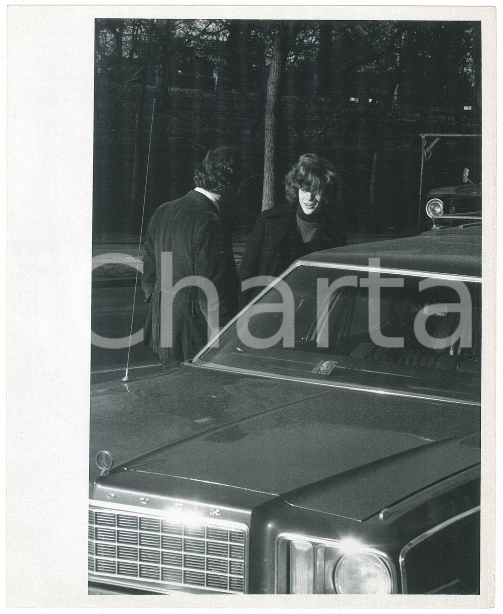 Fotografia d epoca originale 1970 ca NEW YORK John KENNEDY jr outside his apartment house Photo 21x26 cm 1