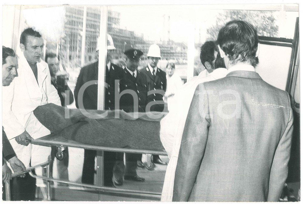 Fotografia d epoca originale 1972 MILANO Omicidio commissario Luigi CALABRESI  Trasporto salma 1 Foto 1