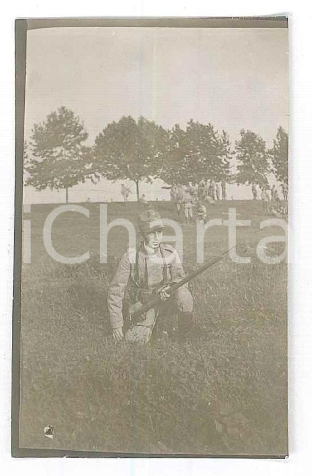 Fotografia d epoca originale 1917 WW1 ZONA DI GUERRA Ufficiale italiano in un campo Foto 4x6 cm 1