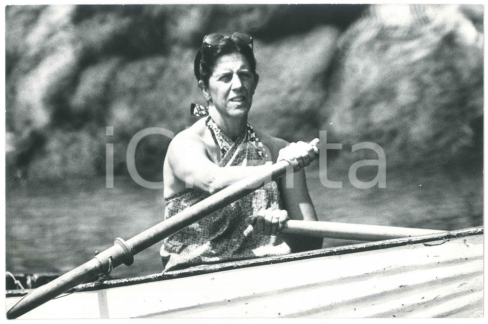 1970 ca ITALIA Anna BONOMI BOLCHINI in barca (2) Foto 30x20 cm