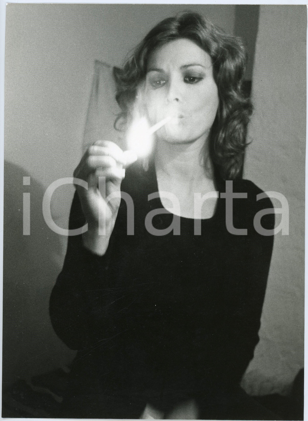 Fotografia d epoca originale 1970 ca COSTUME ITALIA Scilla GABEL  Ritratto con sigaretta 2 Foto 24x30 cm 1