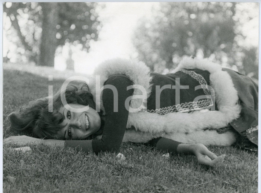 Fotografia d epoca originale 1970 ca COSTUME ITALIA Cantante Mita MEDICI  Ritratto sul prato  Foto 30x24 cm 1