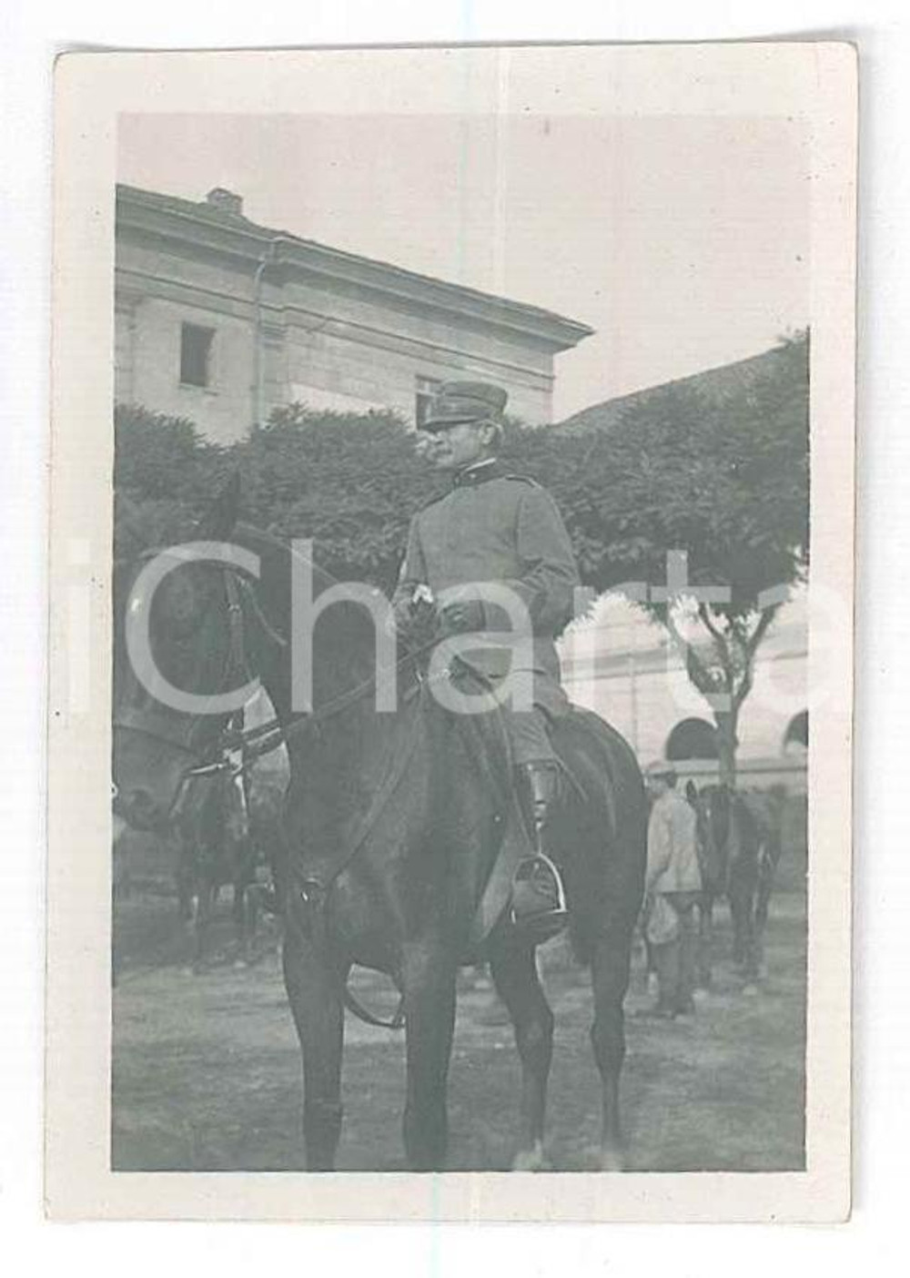 Fotografia d epoca originale 1917 WW1 ZONA DI GUERRA Ufficiale italiano a cavallo in caserma Foto 4x6 cm 1