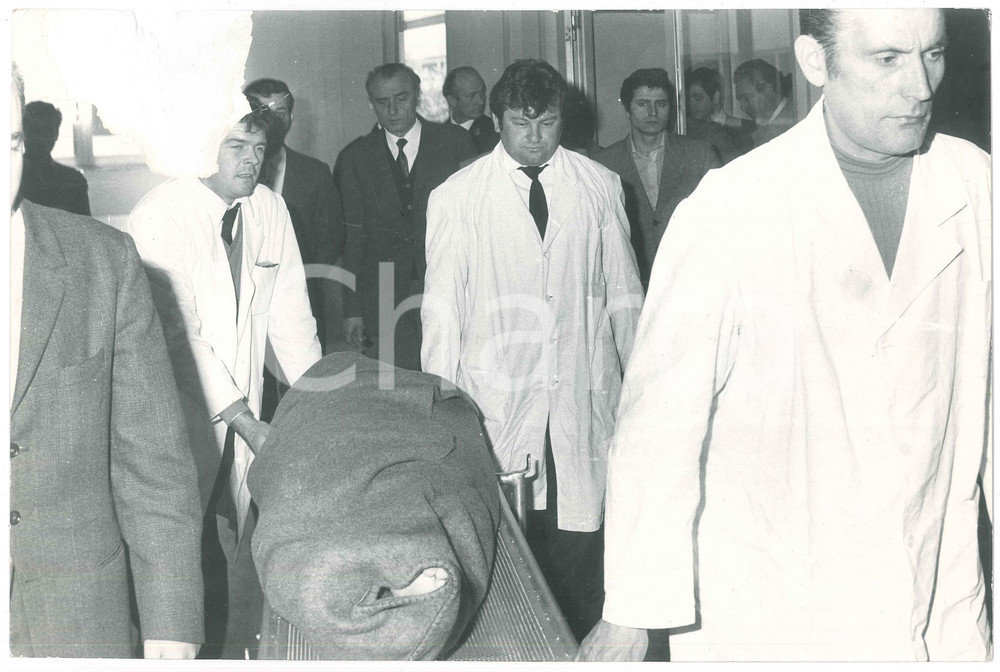 Fotografia d epoca originale 1972 MILANO Omicidio comm. Luigi CALABRESI Trasporto salma 2 Foto DANNEGGIATA 1