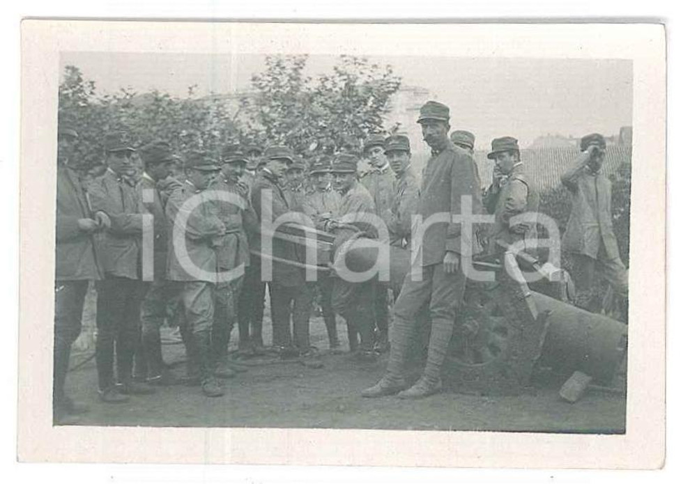 Fotografia d epoca originale 1918 WW1 ZONA DI GUERRA Ufficiali in posa con un cannone Foto 6x4 cm 1