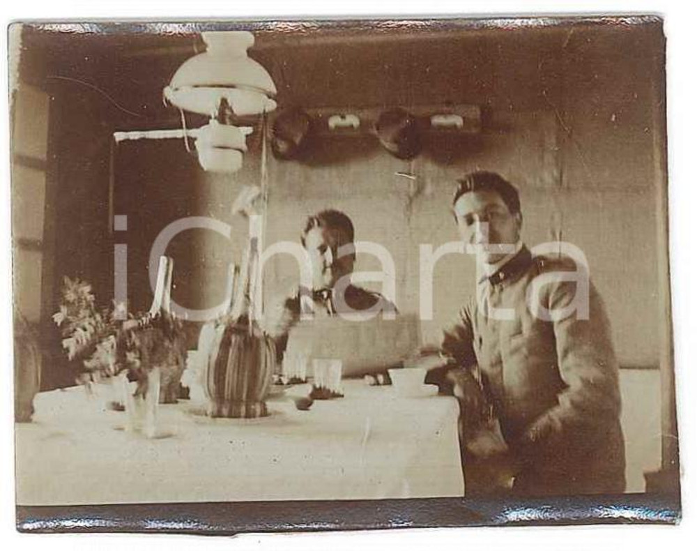 Fotografia d epoca originale 1918 WW1 ZONA DI GUERRA Ufficiali presso tavola imbandita Foto 6x4 1