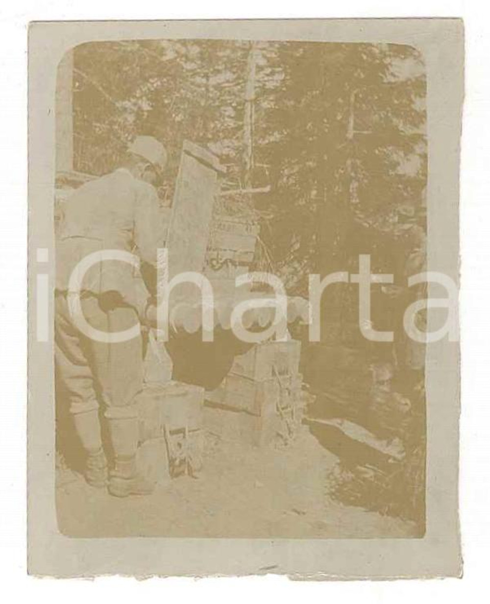Fotografia d epoca originale 1918 WW1 ZONA DI GUERRA Soldato italiano prepara la legna Foto 4x6 cm 1