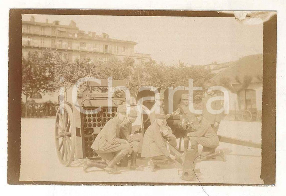 Fotografia d epoca originale Giugno 1917 WW1 ZONA DI GUERRA Caserma  Ufficiali con pezzo di artiglieria FOTO 1