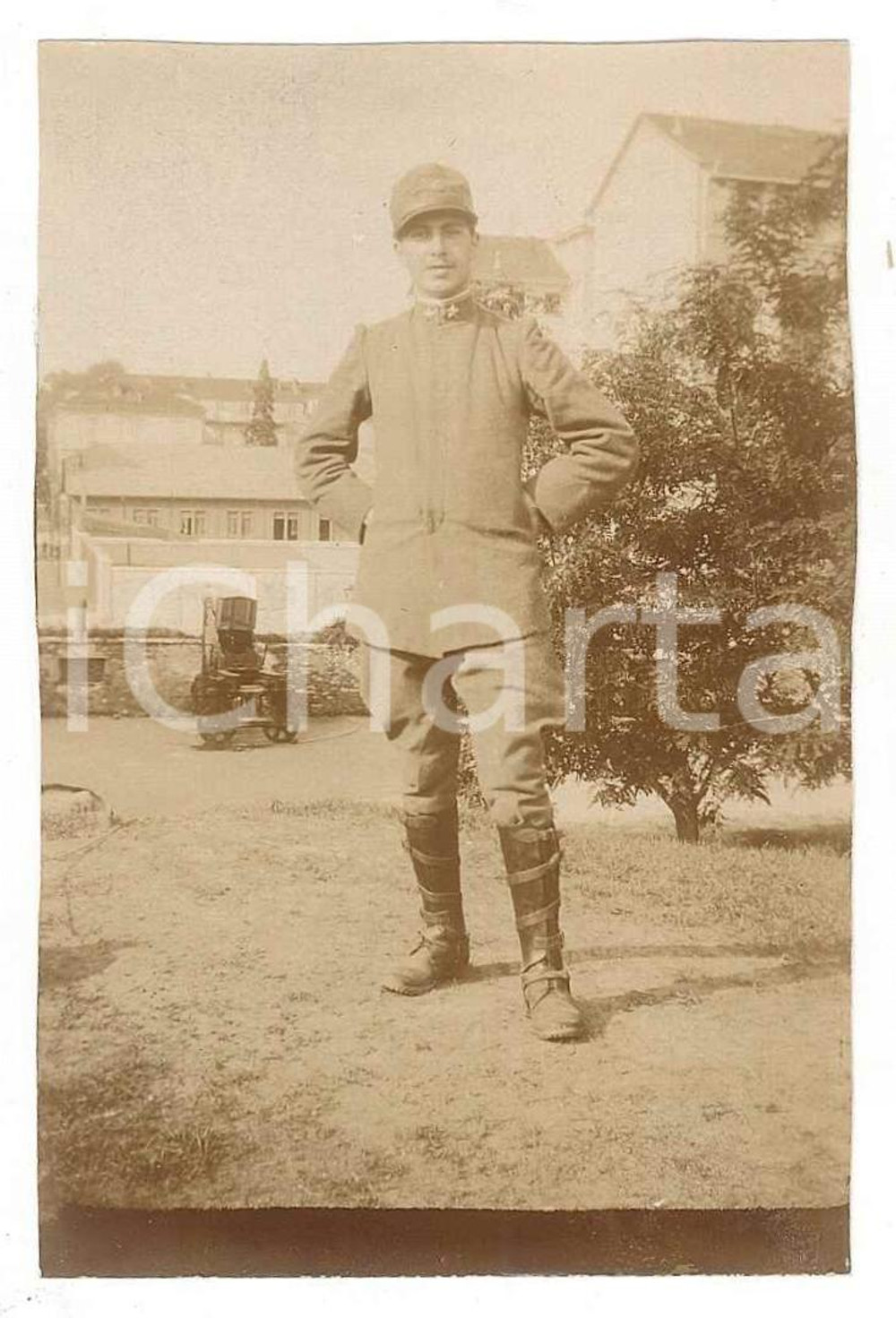 Fotografia d epoca originale Giugno 1917 WW1 ZONA DI GUERRA Caserma  Ufficiale in cortile Foto 5x9 cm 1