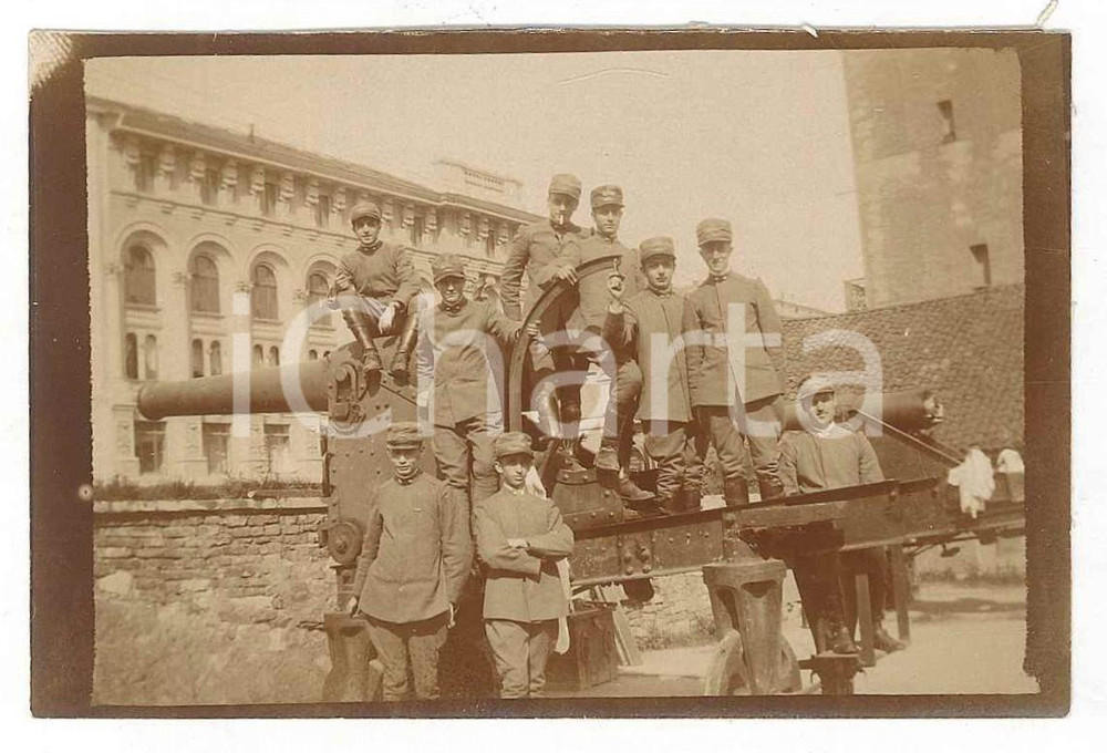 Fotografia d epoca originale Giugno 1917 WW1 ZONA DI GUERRA Caserma  Ufficiali su cannone Foto 9x6 cm 1