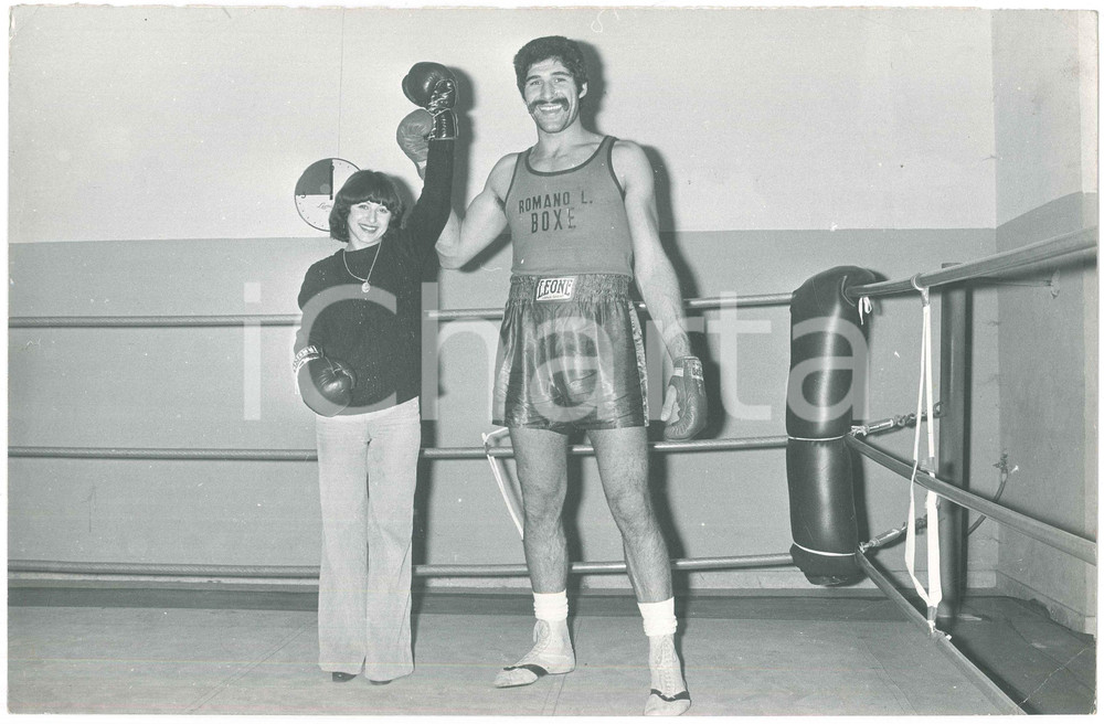 Fotografia d epoca originale 1970 ca ITALIA  PUGILATO Romano L. Boxe  Pugile vs. ragazza  Foto 30x20 2 1