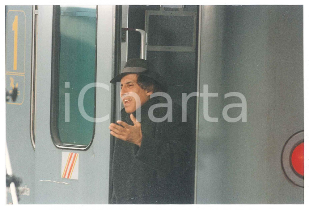 Fotografia d epoca originale 1990 MILANO Stazione Centrale  Adriano CELENTANO su un treno 3 Foto di scena 1