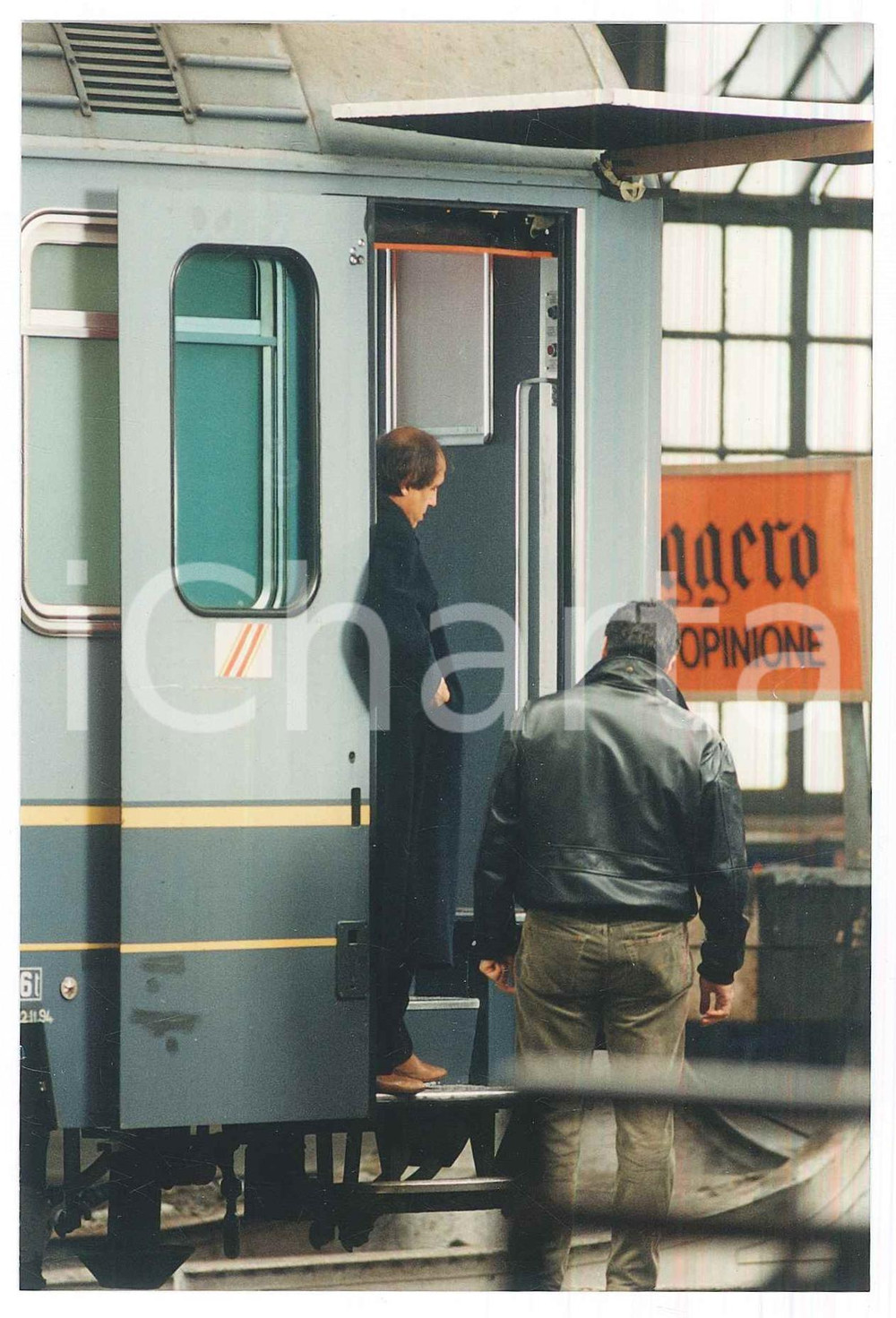 Fotografia d epoca originale 1990 MILANO Stazione Centrale  Adriano CELENTANO su un treno 4 Foto di scena 1