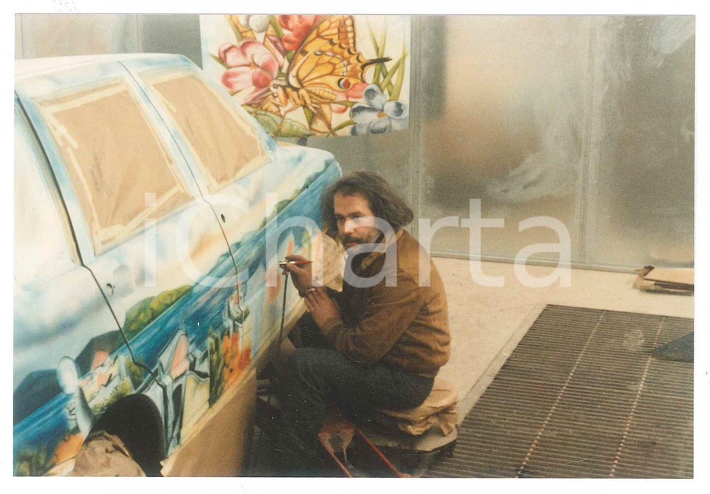 Fotografia d epoca originale 1990 ca ARTE Pittore Antonio D ATTELLIS al lavoro su un auto Foto 15x10 cm 1