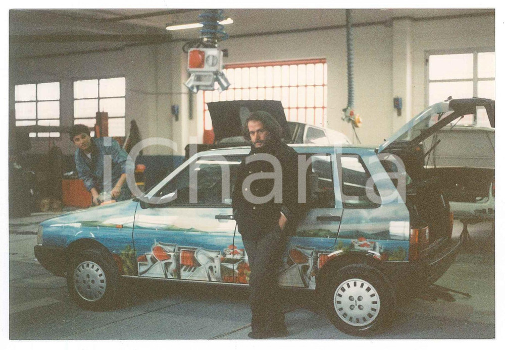 Fotografia d epoca originale 1990 ca ARTE Pittore Antonio D ATTELLIS con auto FIAT dipinta Foto 15x10 cm 1