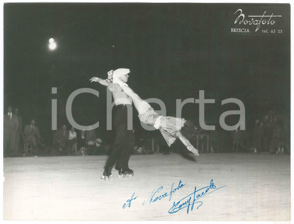 Fotografia d epoca originale 1960 ca BRESCIA  PATTINAGGIO ARTISTICO A ROTELLE  Coppia in gara Foto 24x18 1
